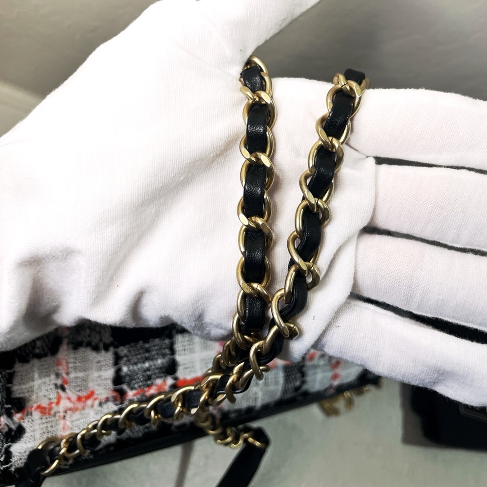 Chanel 2020 Runway Tweed Bag Signe Bowling Excellent Like New, Autenticated - Picture 11 of 16